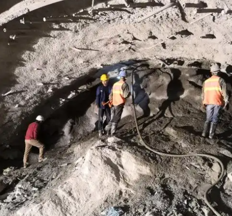 交城拱顶带模注浆料的施工流程及注意事项